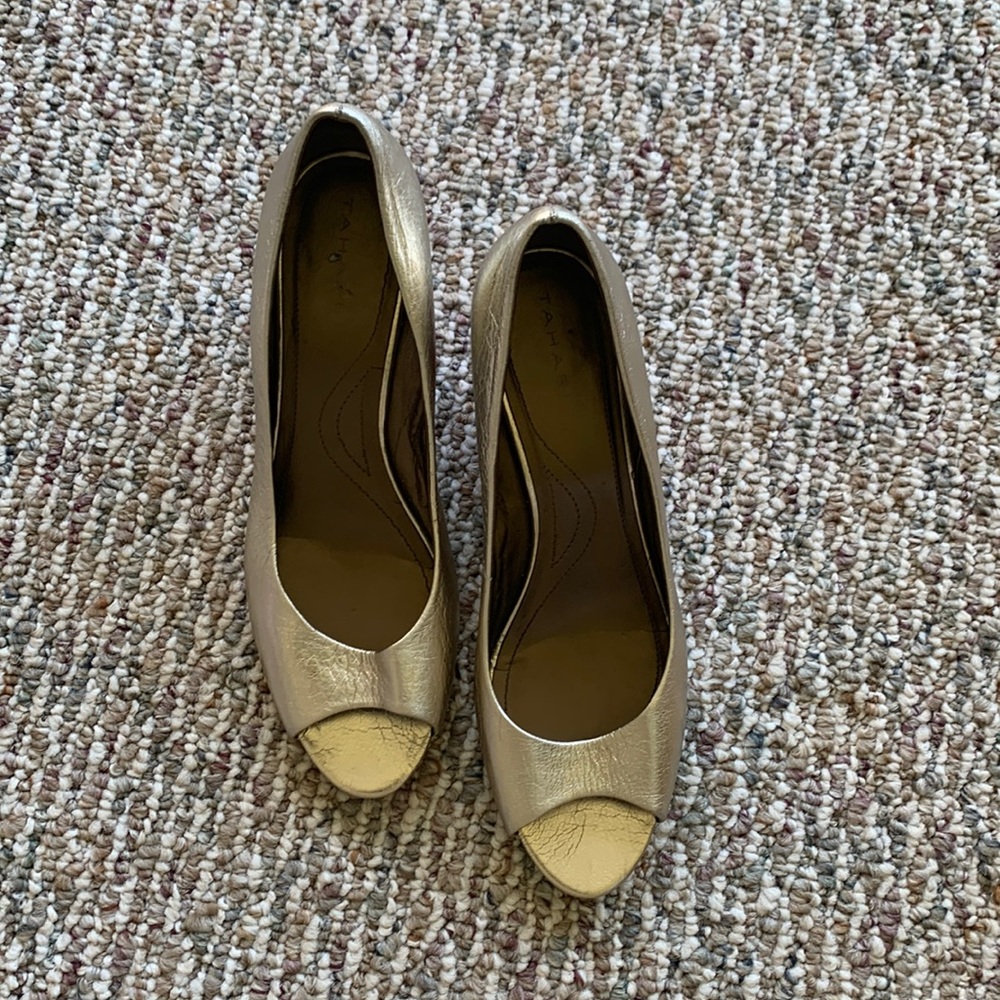 Tahari wedge heels!😄